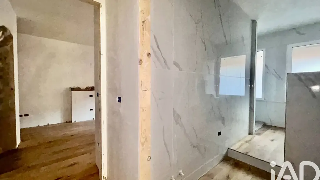 Entrée - Modern Triplex with Balcony in Florence