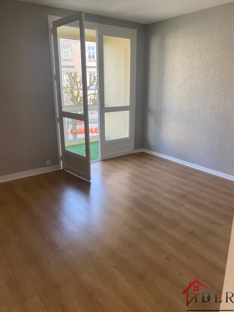 Rooms - Renovated Flat with Loggia in Chaumont Centre
