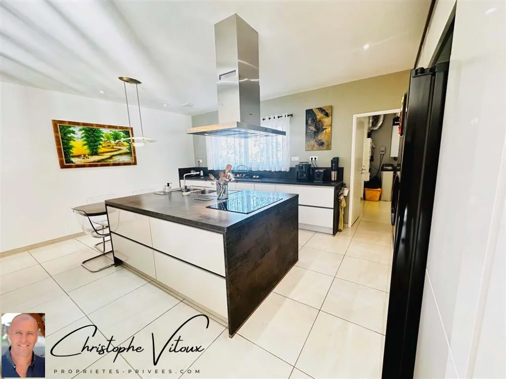 Cucina - Contemporary Villa with Pool in Palaja
