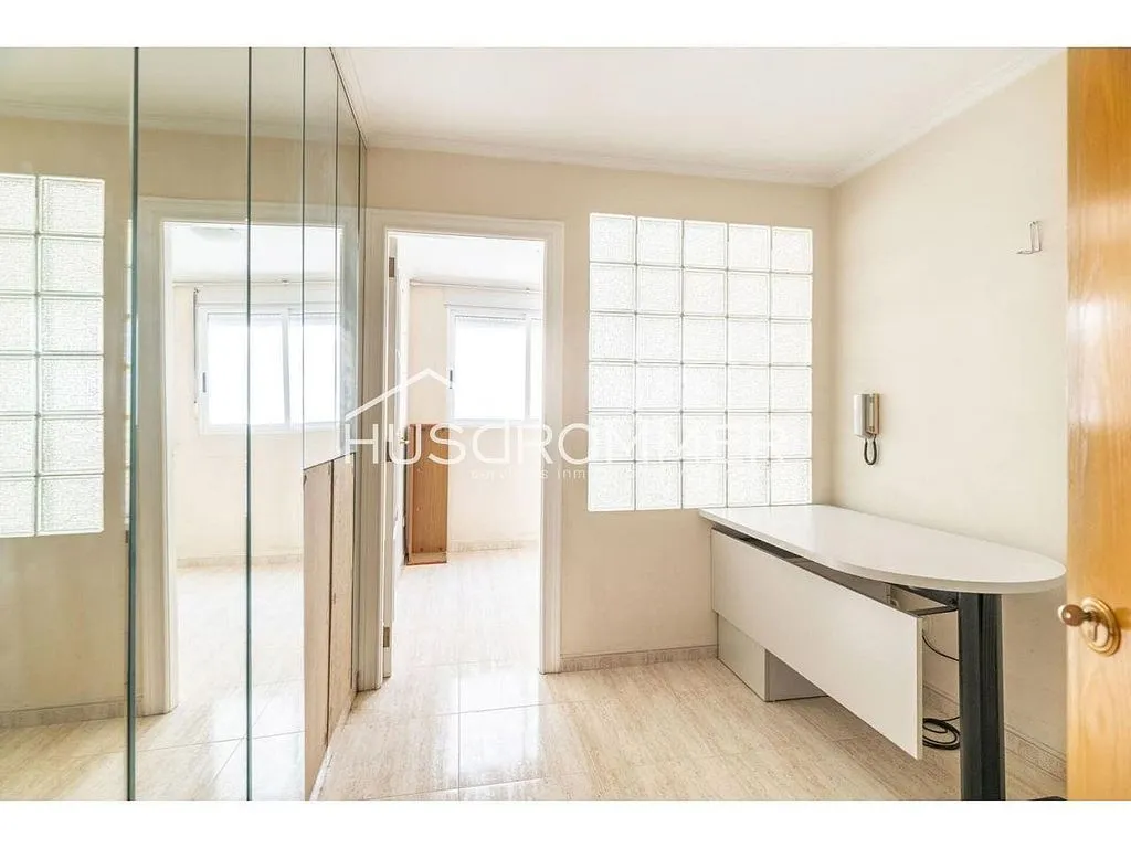 Esik - Dual-Unit Property with Central Location in Vila-real