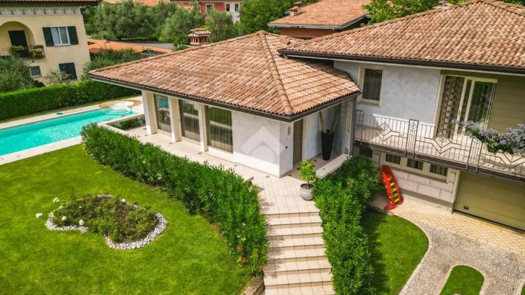 Õhuvaade - Villa with Pool near Lake Garda