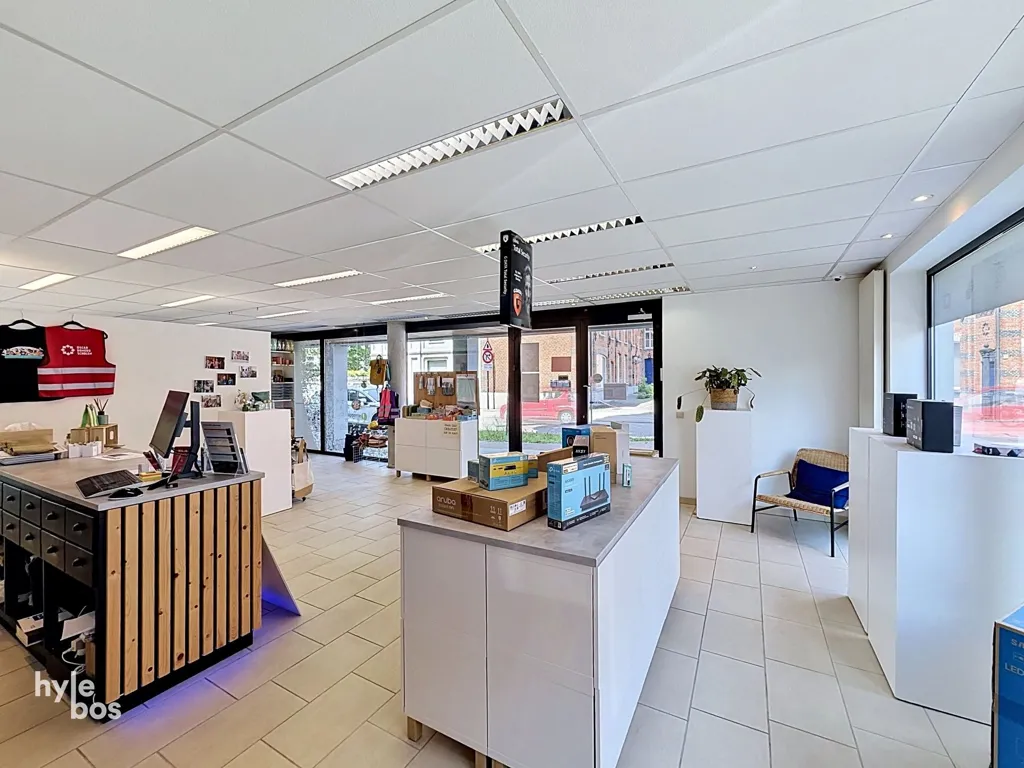 Toad - Commercial Unit with Large Windows in Belsele