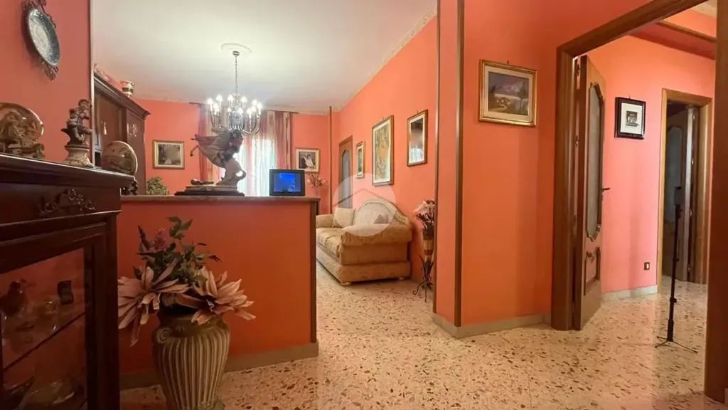 Entrée - 1970s Apartment with Balcony in Palermo