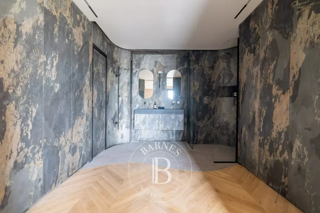 Vannitoad - Dual Aspect Flat with Balcony in Paris 16th