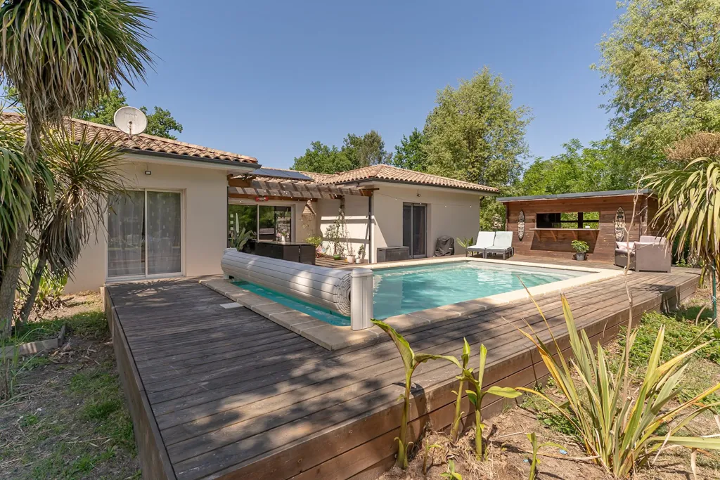 Bassein - Contemporary House with Pool in Salles