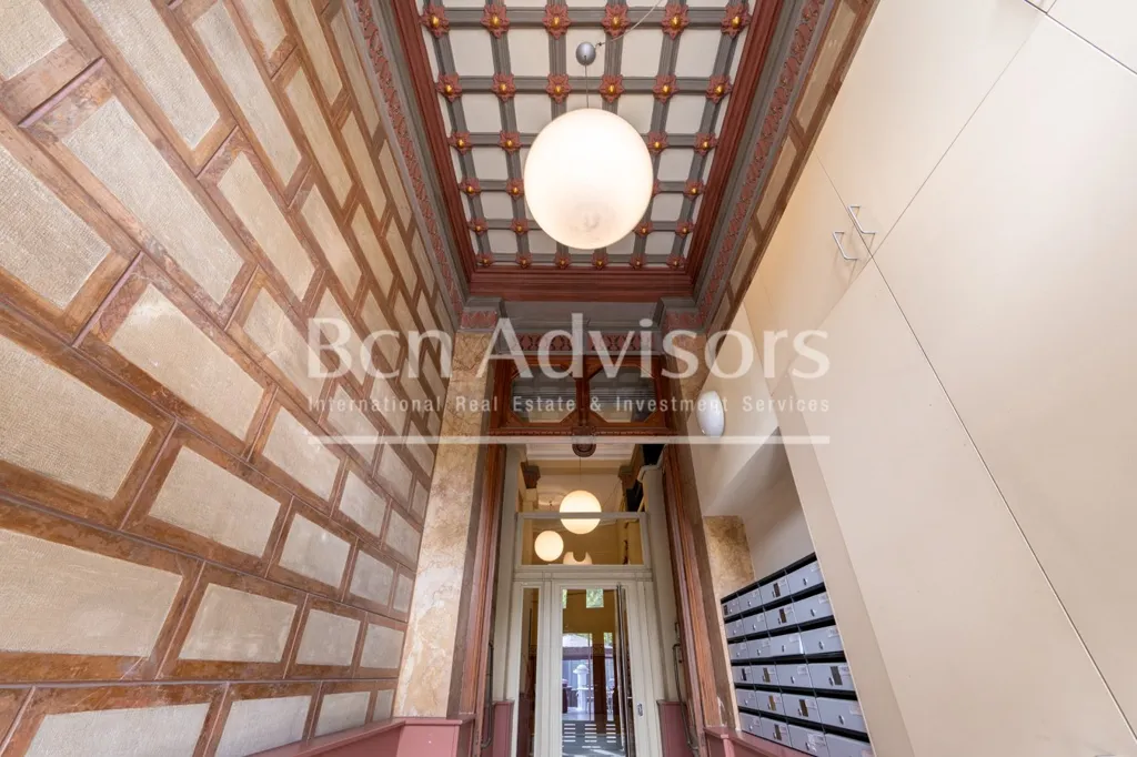 Esik - Refurbished Apartment with Original Features in Eixample