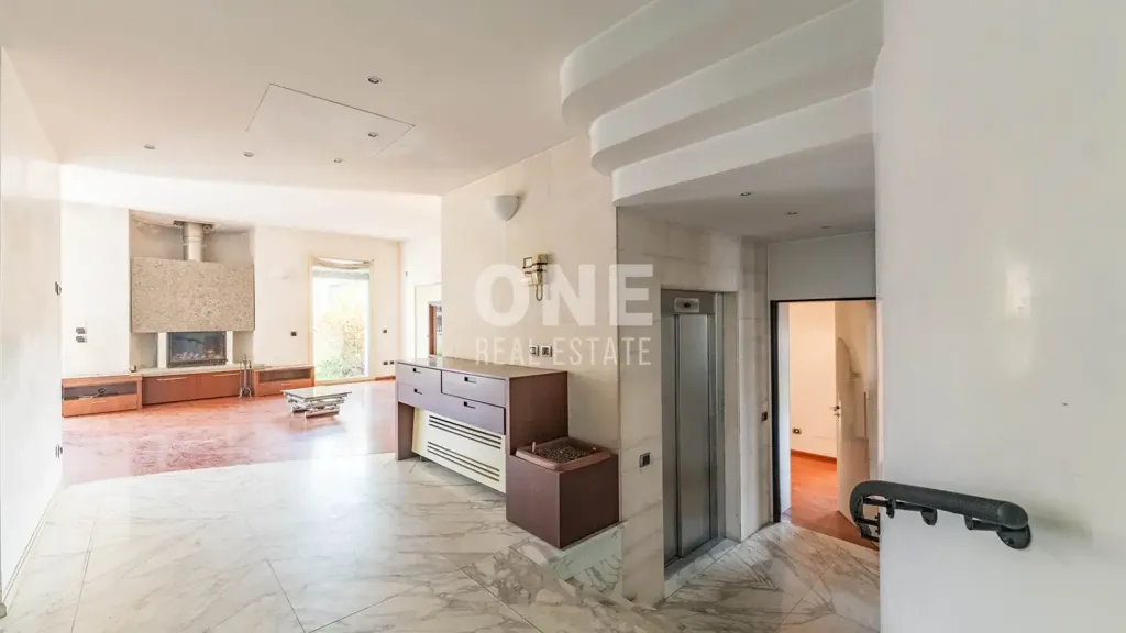 Esik - Villa with Pool in Vigevano