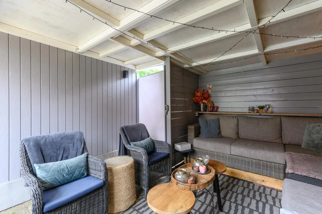 Terrass - Spacious 5-Bedroom House with Deep Garden in Almere