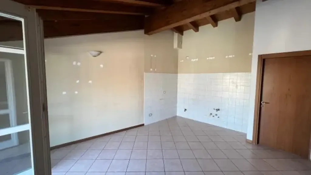 Pièces - Penthouse with Balcony in Romano di Lombardia