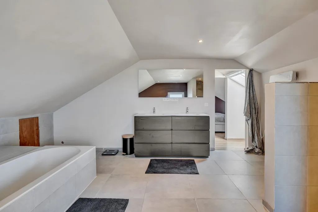 Vannitoad - Spacious House with Undercroft in Markegem