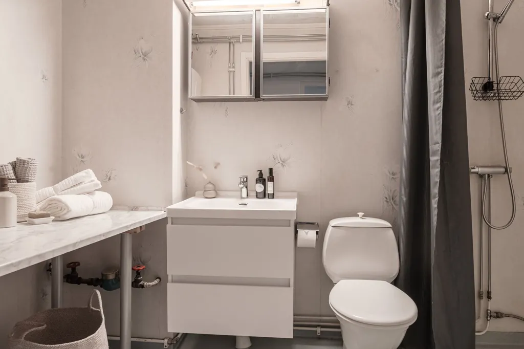 Salles de bain - Renovated 2-Bedroom Flat with Balcony in Anderstorp