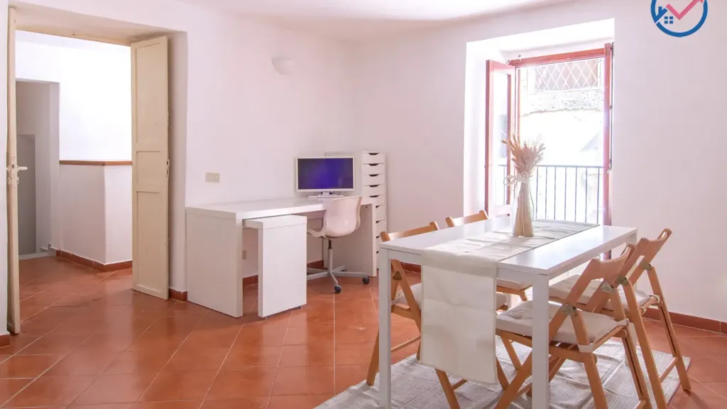 Dining Room - Trilocale with Private Garage in Palermo