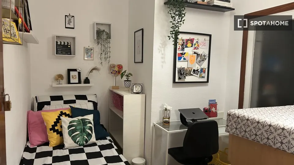 Chambres - Shared Flat with Balcony in El Poble Sec, Barcelona