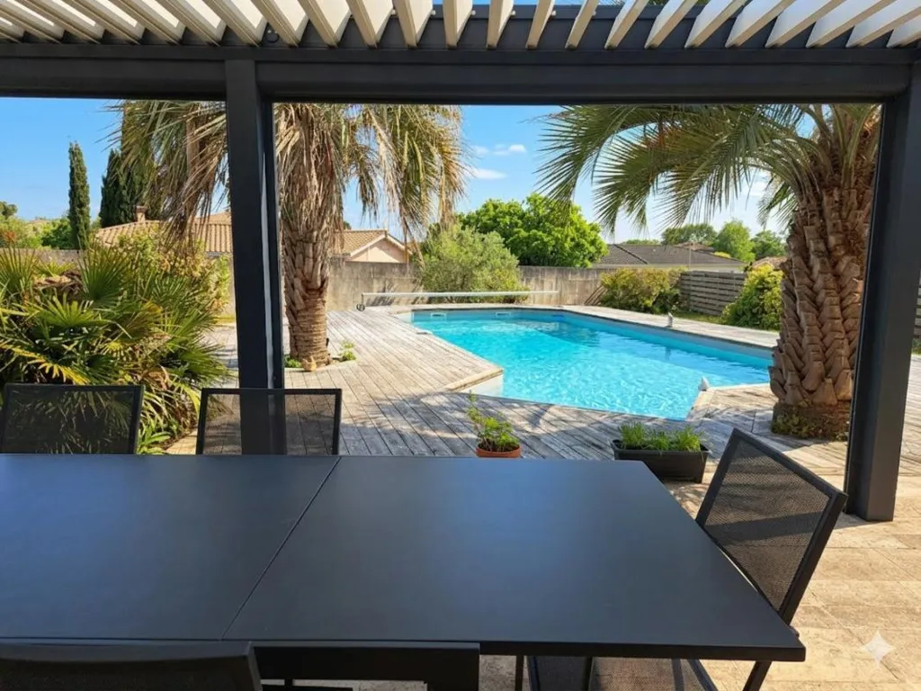 Piscine - Maison de Plain-Pied avec Piscine à Martillac
