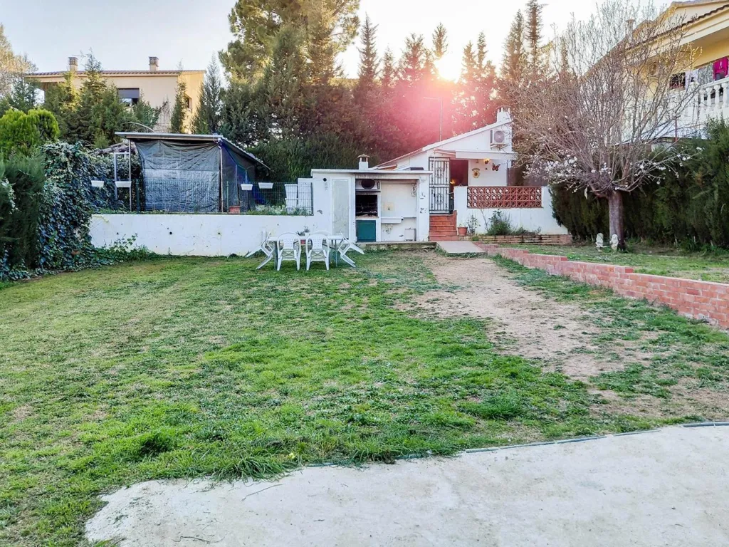 Aed - Urban Plot with Small Building in Esparreguera