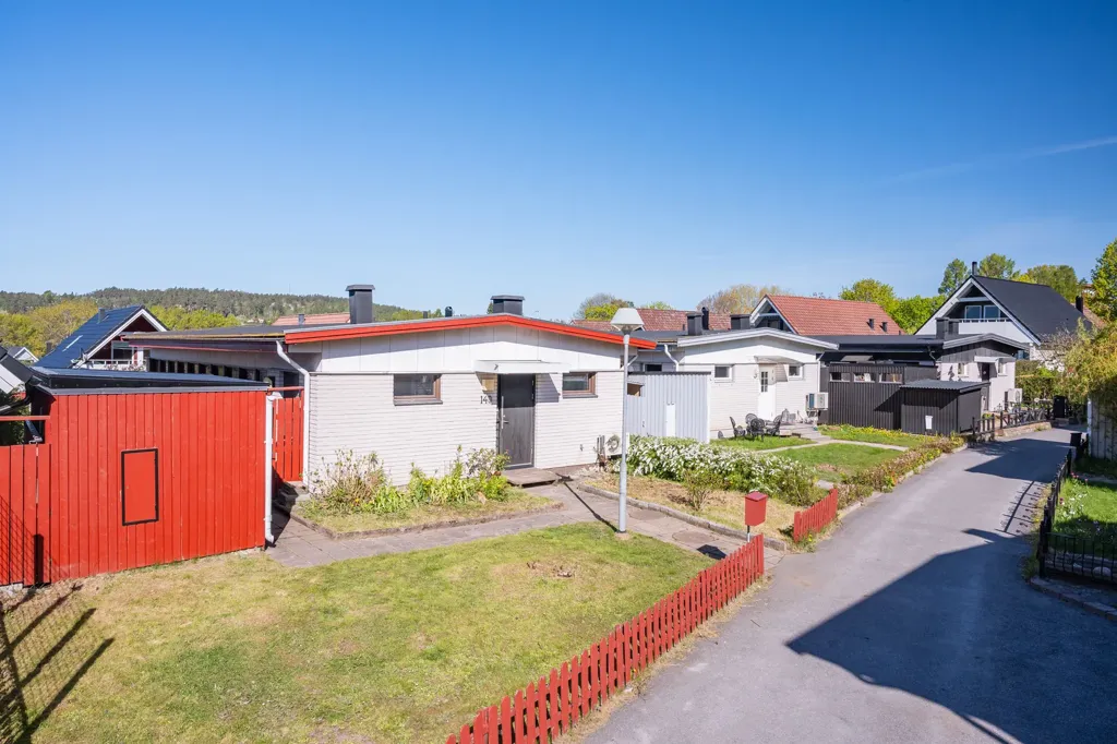 Extérieur - Family House with Development Potential in Åby
