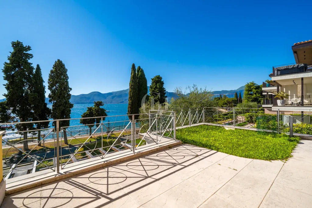Terrazza - Lakefront Apartment with Panoramic View in Torri del Benaco