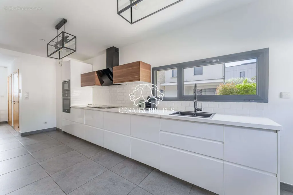 Cuisine - Villa with Pool in Chassieu