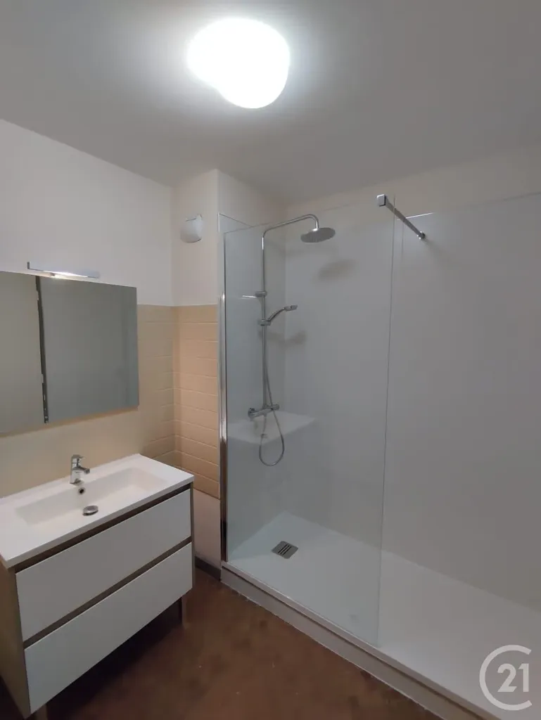 Salles de bain - Appartement F4 avec Balcon et Parking à Olivet