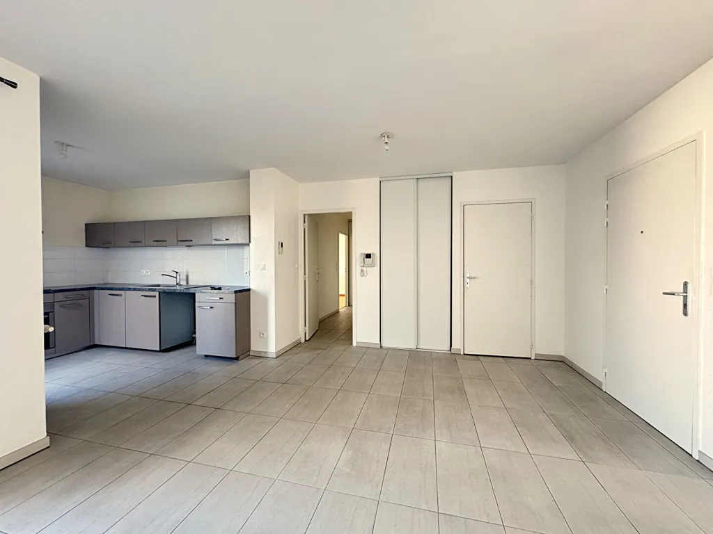 Köök - 3-Bed Apartment with Balcony in Périgny