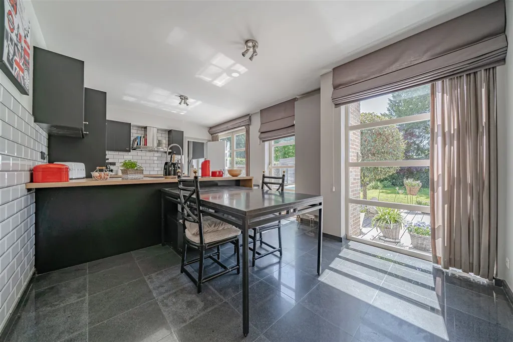 Recent Villa with Pool in Waterloo