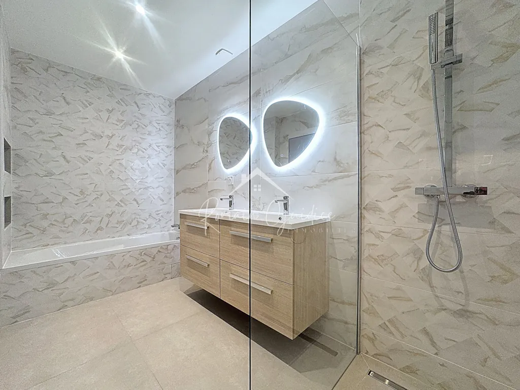 Salles de bain - Villa Contemporaine avec Vue Panoramique à Millau