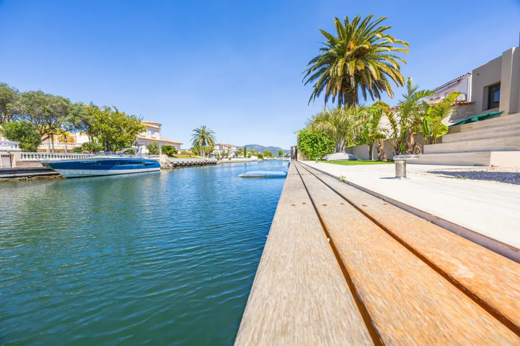 Contemporary Villa with Private Mooring in Empuriabrava