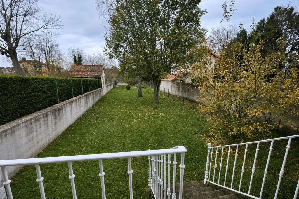 Aed - Family House with River View in Charlieu
