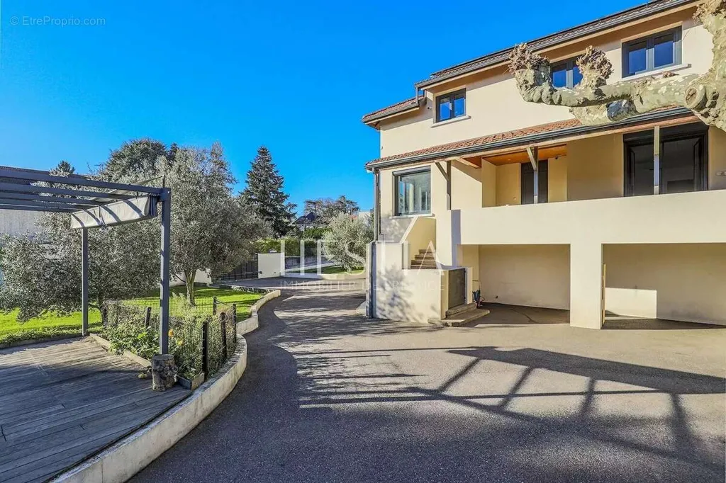 Extérieur - Maison de Luxe avec Piscine à Crépieux-la-Pape