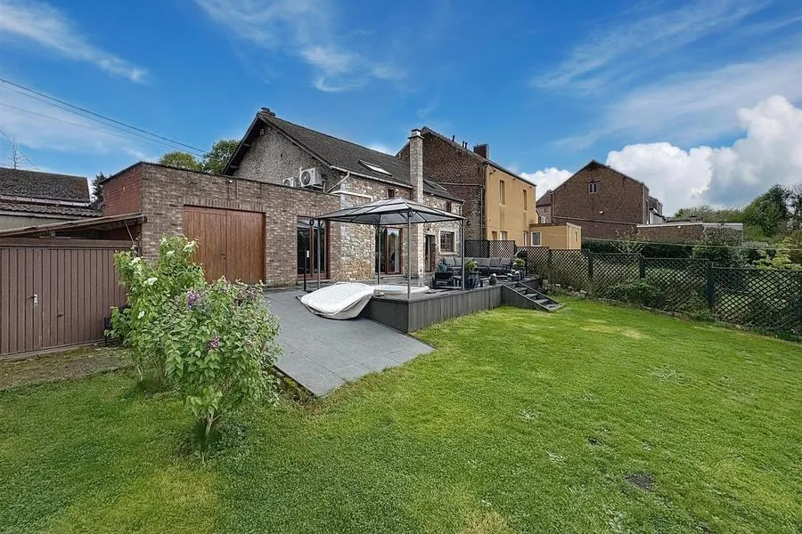 Giardino - Renovated Three-Façade House with Jacuzzi in Bouffioulx