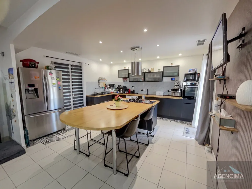 Cuisine - Villa 4 Faces avec Piscine et Jardin à Proximité