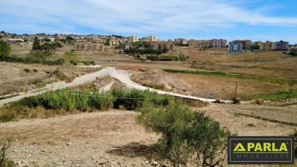 Villa with 9,500m² Land in Canicattì