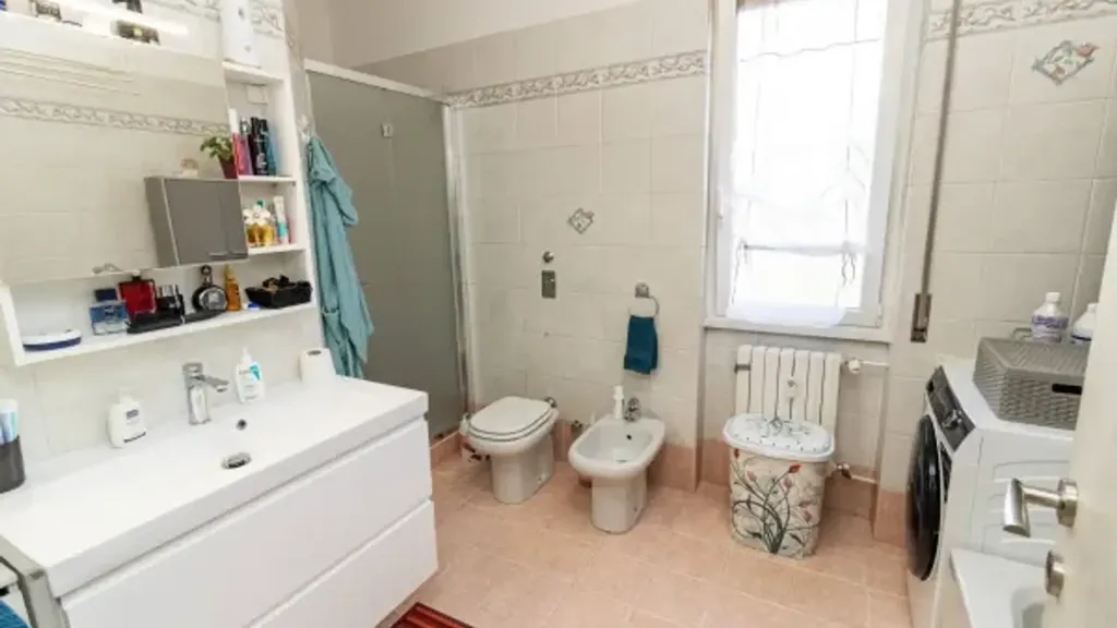 Salles de bain - Rusticated Apartment with Balcony in Monza