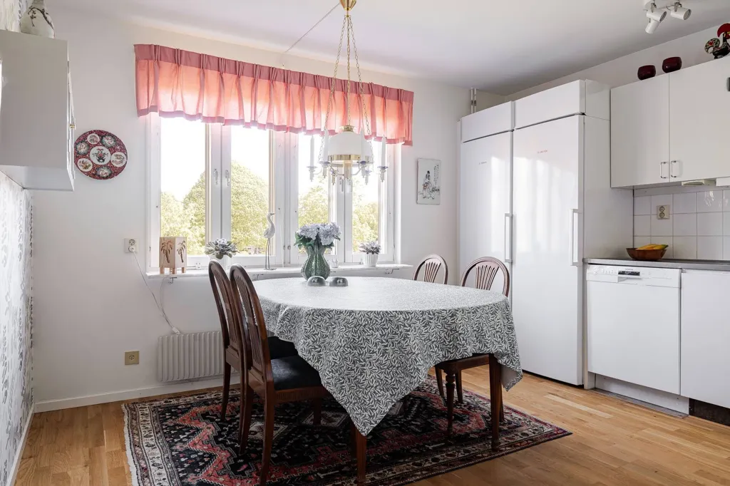Salle à manger - Apartment with Balcony and Cathedral View in Skara