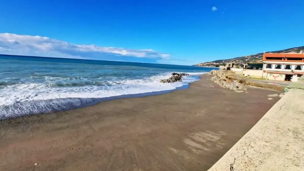 Seafront Apartment with Balcony in Cetraro