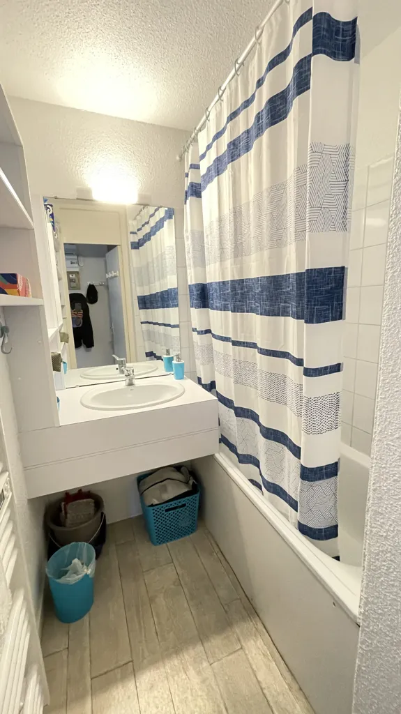 Vannitoad - 2-Bed Flat with Lake View in Bourgenay