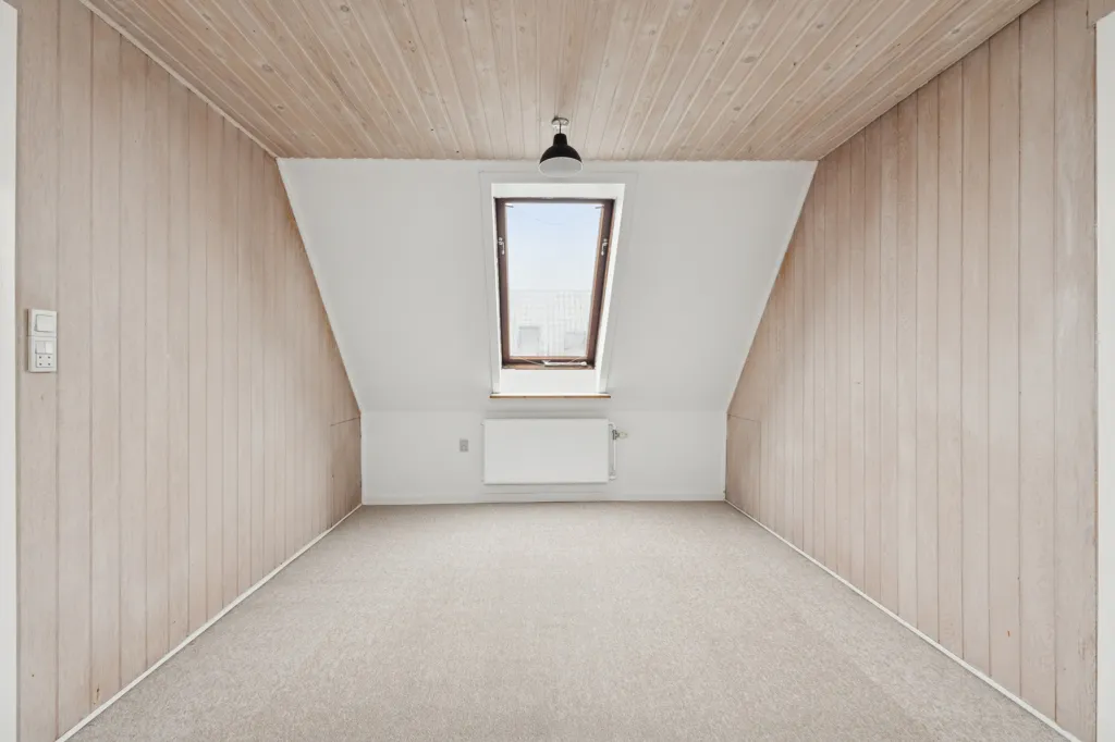 Rooms - Light-Filled Apartment with Balcony in Odense M