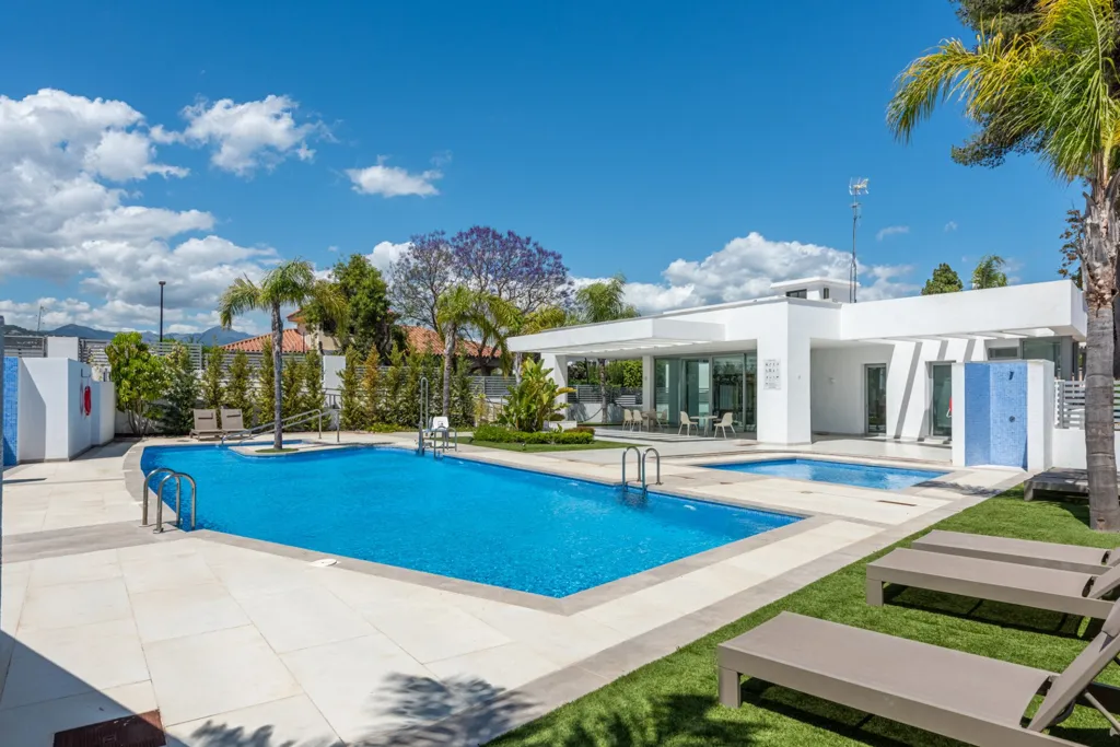 Piscine - Modern Villa with West Views in San Pedro, Marbella