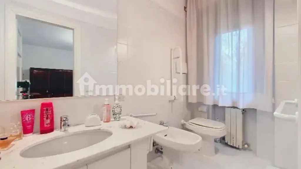 Bathrooms - Spacious Apartment with Balcony in Pisa Centre