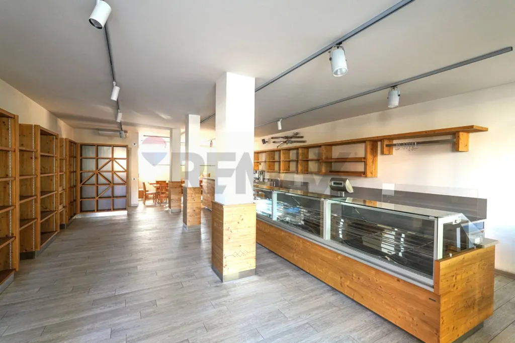 Stanze - Retail Space with Frontage on Via Roma, Valbrembo