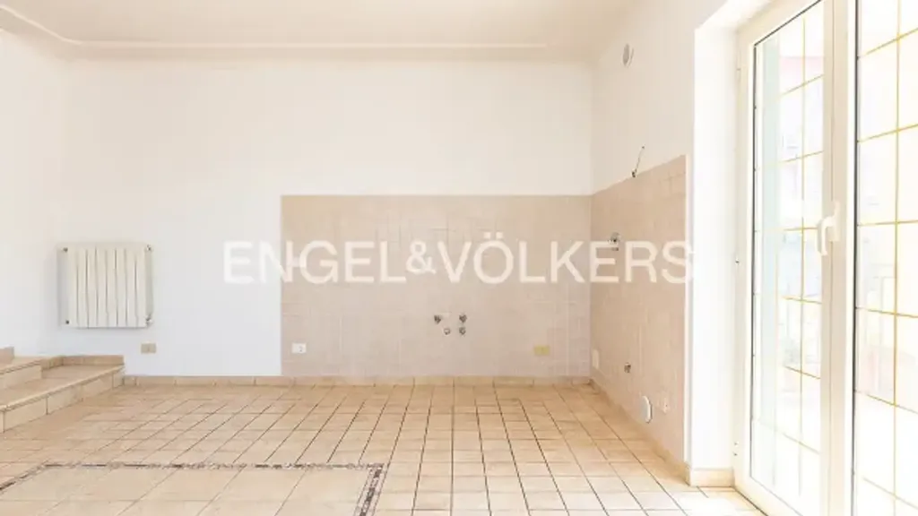 Pièces - Villa with Three Apartments in Guidonia Montecelio