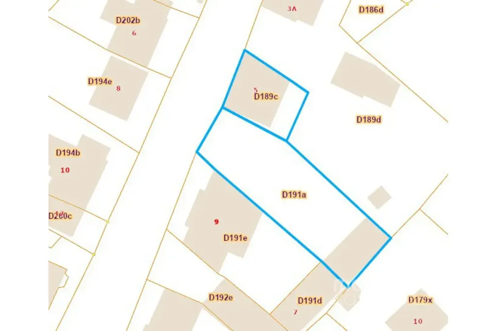 Ensemble Immobilier Rénové avec Habitation et Garages à Elsenborn
