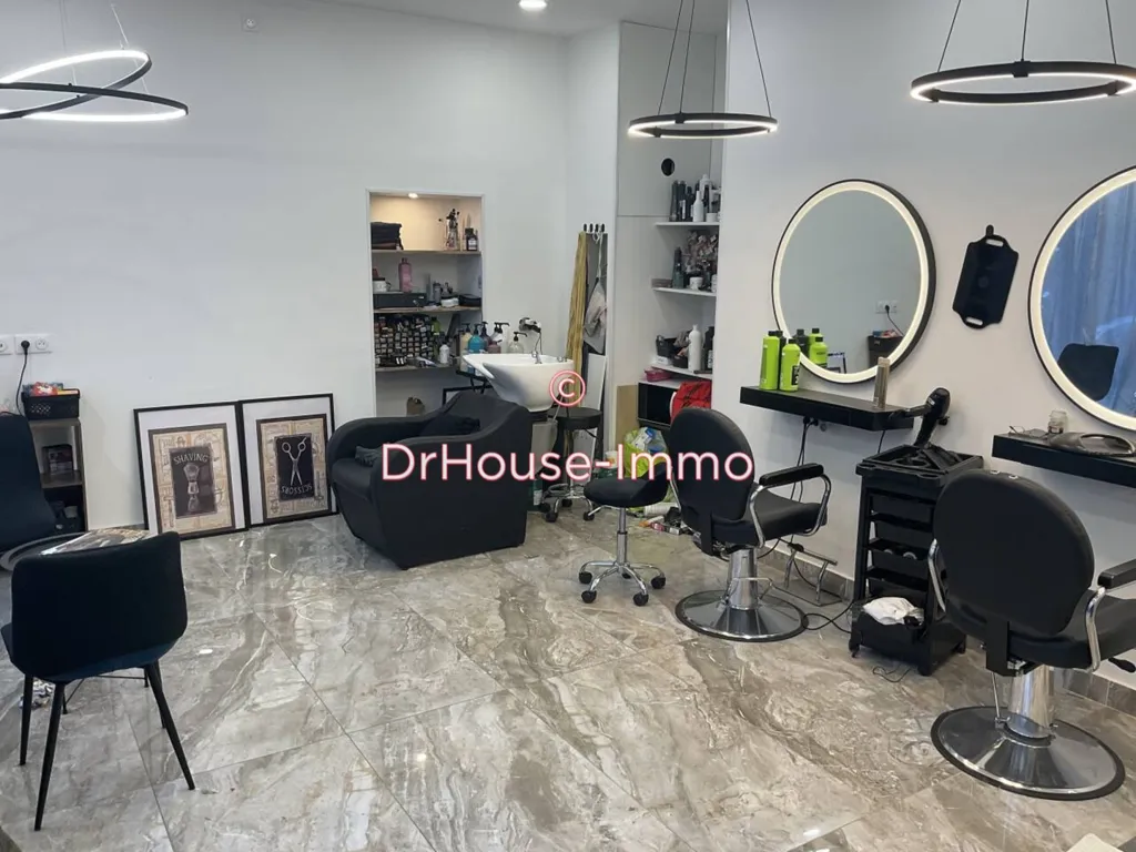 Pièces - Salon de Coiffure avec Vitrine sur Boulevard à Paris