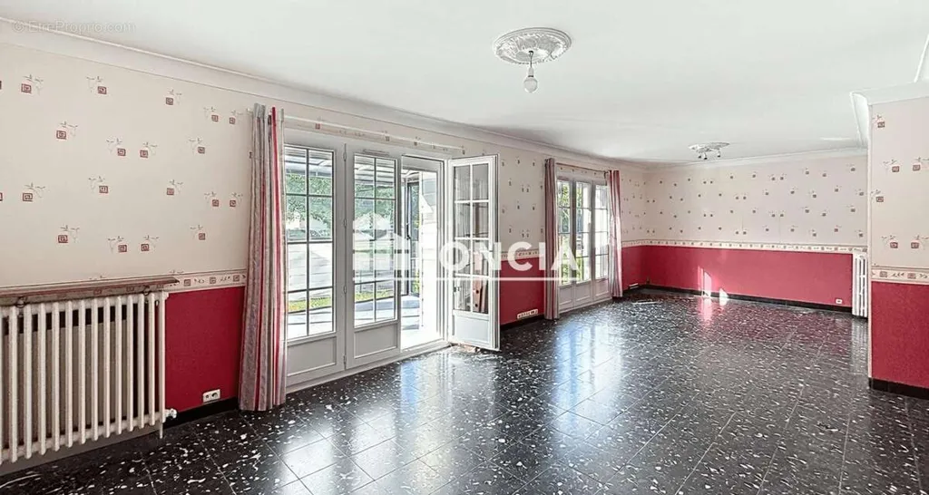 Elutuba - House with Vast Garage in Caen
