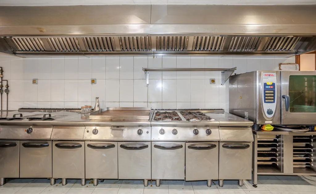 Kitchen - Traditional Hotel with River View in Valadouro