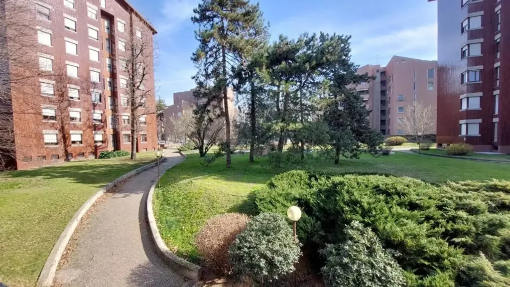 Garden - Four-Bedroom Apartment with Balcony in Monza