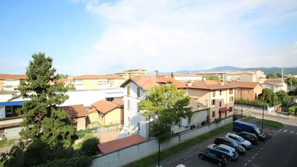 Rõdu - Apartment with Balcony in Brescia