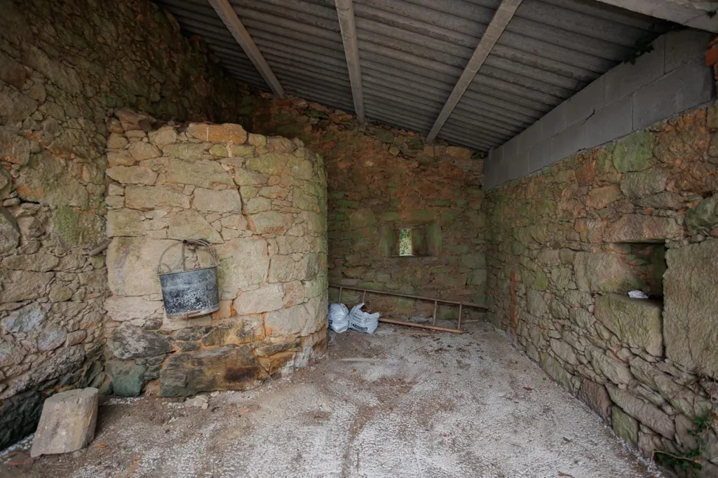 Stanze - Restoration Opportunity with Forest in Silleda
