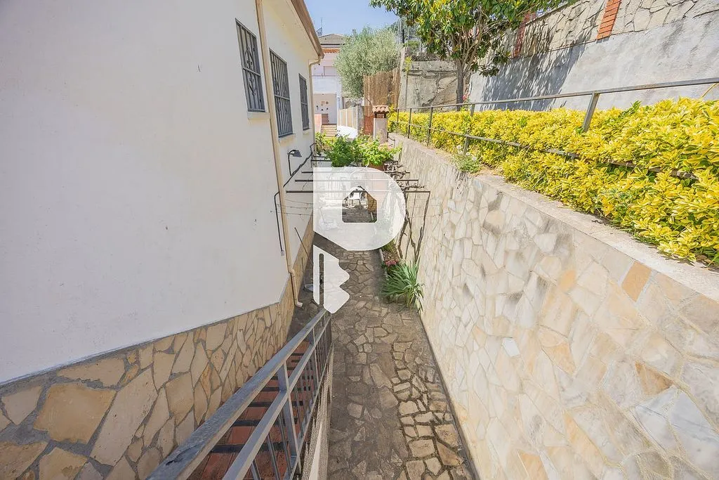 Rooms - Chalet with Pool and Terrace in Corbera de Llobregat