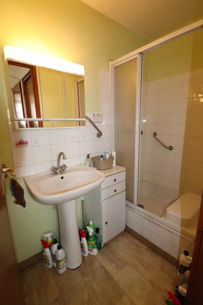 Badezimmer - Stone Cottage with Rental Potential in Desaignes